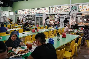 PELANGGAN BERKURANGAN: Bilangan pelanggan yang makan luar seperti di restoran Rasa Rasa di Yishun dan juga restoran Rumah Makan Minang di Kandahar Street mula berkurangan sejak bermulanya jerebu di Singapura. - Foto BH oleh NG SOR LUAN