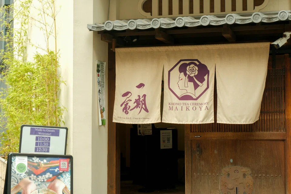 Upacara minum teh tradisional di Maikoya Kimono Tea Ceremony, Asakusa.