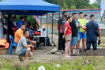 Sebahagian anggota keluarga mangsa bot terbalik di perairan Tanjung Harapan, Pelabuhan Klang, menanti berita selanjutnya tentang anggota keluarga mereka.