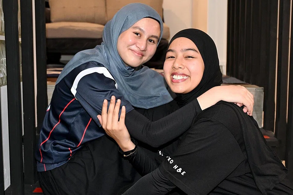 Bagi Cik Hana Dafina Zulkiffli (kanan) dan Cik Eliya Mohamed Fawzi, pengasas Play4Good, cinta kepada sukan bola lantai dijadikan wadah untuk lakukan kerja kebajikan.