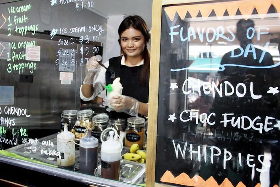 AISKRIM LEMBUT: Aiskrim 'soft serve', berperisa cendol amat popular di kalangan pelanggan Overrun yang dimiliki pengasasnya, Cik Nurul 'Ain Sennin. - Foto HAZAMI HAMIDON 