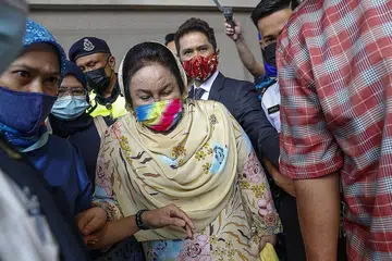 HADAPI TUDUHAN RASUAH: Datin Seri Rosmah Mansor berdepan tiga kes rasuah berhubung projek tenaga solar di pendalaman Sarawak. - Foto EPA-EFE