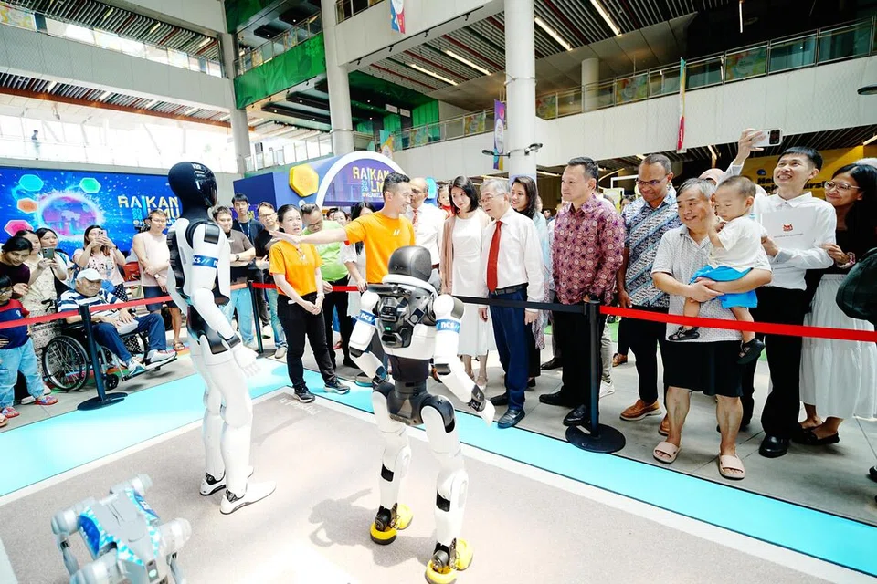 Pengunjung penutup acara Raikan Ilmu 2026 menyaksikan demonstrasi robotik di One Punggol pada 3 Oktober. Antara mereka ialah Pemangku Menteri Bertanggungjawab bagi Ehwal Masyarakat Islam, Encik Zaqy Mohamad, yang juga Pengerusi Yayasan Mendaki; Ketua Pegawai Eksekutif (CEO) Mendaki, Encik Feroz Akber; dan Penasihat Pertubuhan Akar Umbi (GRO) GRC Punggol, Encik Gan Kim Yong; Dr Janil Puthucheary; Cik Sun Xueling; dan Cik Yeo Wan Ling.