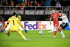 LAYAK KE PIALA DUNIA: Jamal Musiala (kanan) menjaringkan gol antarabangsa pertamanya untuk Jerman dalam kemenangan 4-0 ke atas Macedonia Utara. - Foto EPA-EFE 