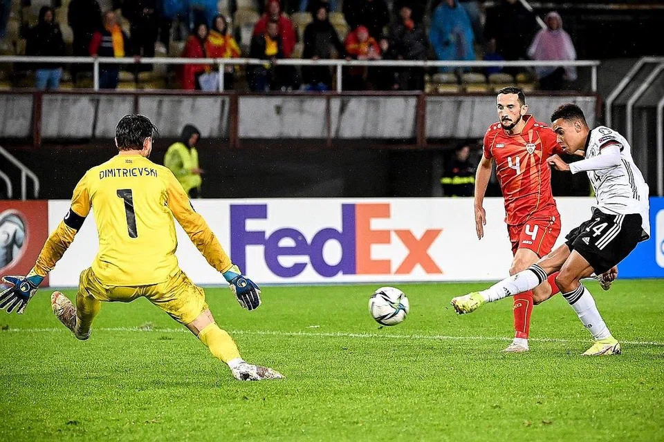 LAYAK KE PIALA DUNIA: Jamal Musiala (kanan) menjaringkan gol antarabangsa pertamanya untuk Jerman dalam kemenangan 4-0 ke atas Macedonia Utara. - Foto EPA-EFE 
