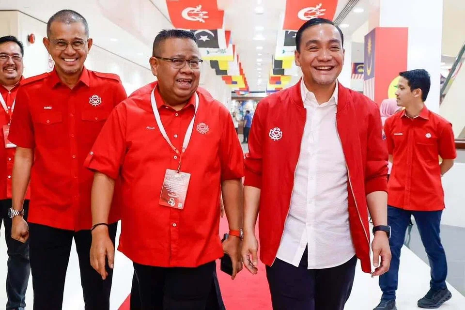 Pengerusi Badan Perhubungan Umno Johor, Datuk Onn Hafiz Ghazi (kanan), bersama Setiausaha Kerja Umno, Datuk Mohd Sumali Reduan, dan Naib Ketua Umno Bahagian Parit Sulong, Encik Mohd Fared Mohd Khalid (kiri), menghadiri Taklimat Presiden yang membuka tirai Perhimpunan Agung Umno 2026 di Dewan Merdeka, Pusat Dagangan Dunia Kuala Lumpur.