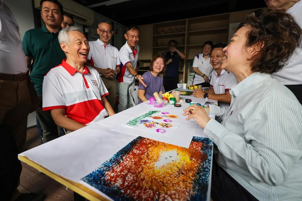 Menteri Kanan, Encik Lee Hsien Loong, menyertai aktiviti melukis bersama seorang penduduk Lentor, Cik Christina Thai (kanan) pada 1 Disember.