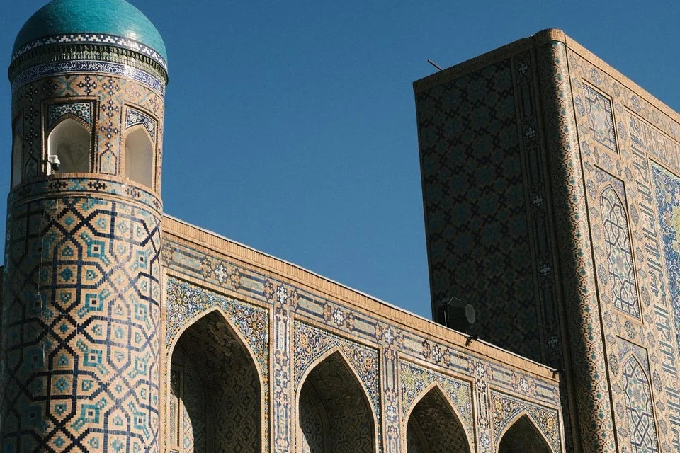 Pengunjung dibawa kembali ke zaman silam dengan masjid megah, jubin berwarna-warni dan seni bina yang indah di Bukhara. 