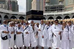 RAIH PELUANG TUNAI HAJI: Sebahagian jemaah Halijah Travels di Masjidil Haram berpeluang menunaikan rukun Islam yang kelima bersama Halijah Travels, sebagai agensi yang dipercayai.