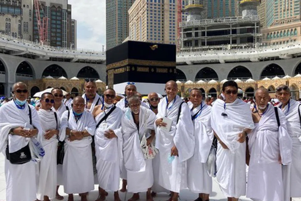 RAIH PELUANG TUNAI HAJI: Sebahagian jemaah Halijah Travels di Masjidil Haram berpeluang menunaikan rukun Islam yang kelima bersama Halijah Travels, sebagai agensi yang dipercayai.