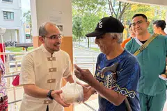 Anggota Parlimen GRC Nee Soon, Dr Syed Harun Alhabsyi, mengagihkan bubur pada Ramadan lalu kepada penduduk kawasan Nee Soon. Beliau juga merupakan Setiausaha Parlimen Kanan (Pendidikan merangkap Pembangunan Negara).