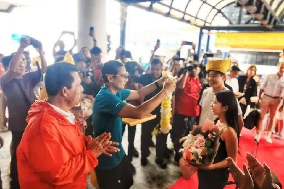 PELANCONG PERTAMA 2024: Menteri Pelancongan dan Ekonomi Kreatif, Encik Sandiaga Uno (berbaju biru) menyambut ketibaan pertama pelancong asing dari Singapura di Pelabuhan Bandar Bentan Telani, Lagoi, Bintan, Kepulauan Riau, pada 1 Januari. 