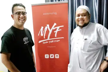 SEDIAKAN JAMBATAN: Encik Mohamed Shah Reza (kiri) dan Ustaz Muhammad Zahid Zin menubuhkan Forum Belia Muslim (MYF) sebagai wadah membangunkan potensi kepimpinan dan memenuhi keperluan rohani, sosial, psikologi dan fizikal belia. - Foto SUHAIMI MOHSEN