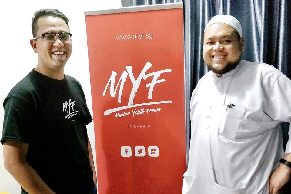SEDIAKAN JAMBATAN: Encik Mohamed Shah Reza (kiri) dan Ustaz Muhammad Zahid Zin menubuhkan Forum Belia Muslim (MYF) sebagai wadah membangunkan potensi kepimpinan dan memenuhi keperluan rohani, sosial, psikologi dan fizikal belia. - Foto SUHAIMI MOHSEN