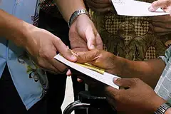 SEDEKAH BAWA PAHALA: Selain pahala, bersedekah juga membawa keberkahan yang tidak terhingga. - Foto fail