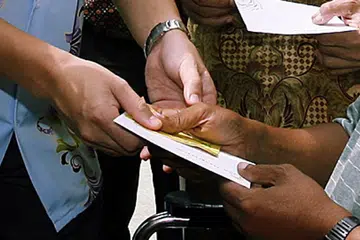 SEDEKAH BAWA PAHALA: Selain pahala, bersedekah juga membawa keberkahan yang tidak terhingga. - Foto fail