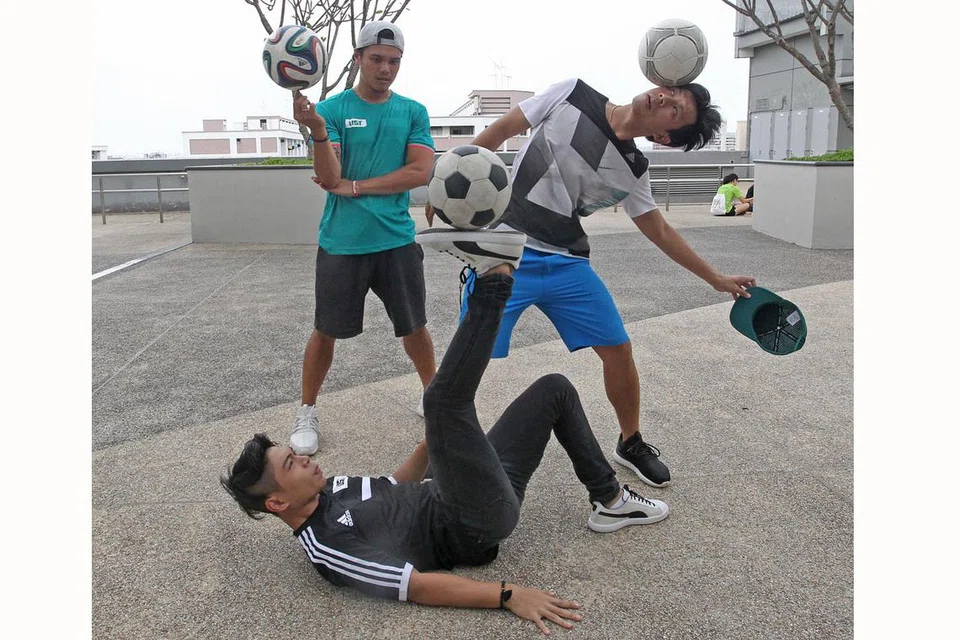 BOLA SEPAK 'BEBAS': Ini versi bola sepak yang lain daripada lain apabila Urban Street Team menayangkan kecekapan mereka dengan bola.