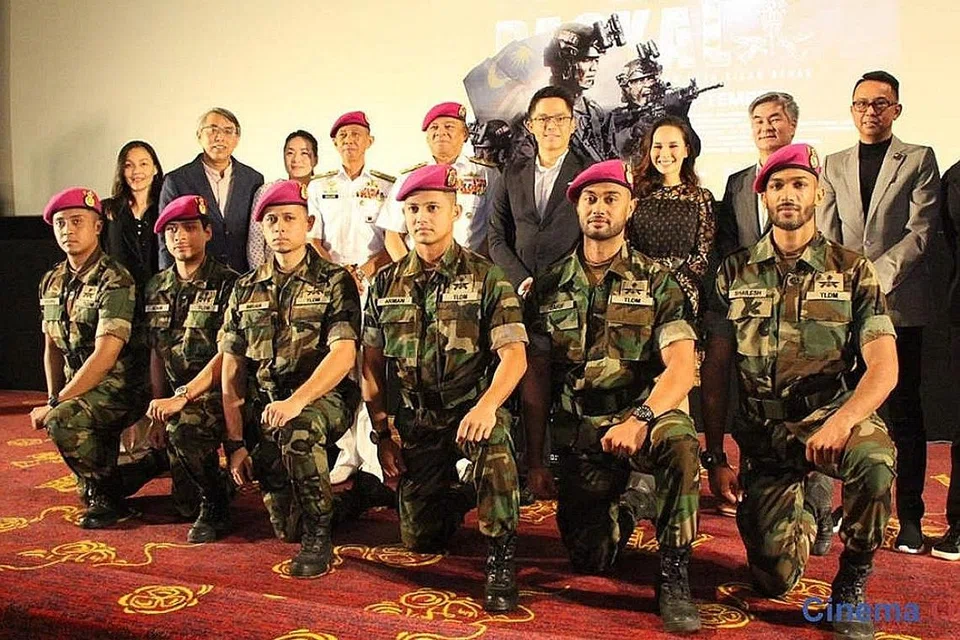 PAPAR SEMANGAT PERJUANGAN: PASKAL The Movie yang antara lain dijayakan Hairul Azreen (barisan depan, tiga dari kanan) dan Gambit Saifullah (barisan depan, dua dari kiri), menyisipkan kisah perjuangan pasukan elit Tentera Laut Diraja Malaysia (PASKAL). Bersama mereka adalah pengarah filem, Adrian Teh (barisan belakang, enam dari kiri) dan pegawai tentera laut tertinggi. - Foto ASTRO SHAW