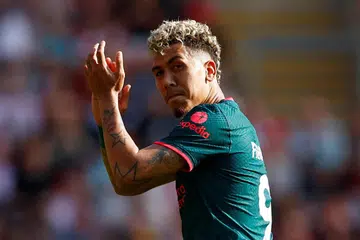 DIPIKAT KE TELUK: Bekas pemain Liverpool, Roberto Firmino membalas tepukan yang diberikan oleh penyokong dalam perlawanan terakhir baginya dalam jersi Liverpool semasa menentang Southampton pada Mei.  Beliau telah mengikat kontrak tiga tahun dengan Al-Ahli yang beraksi dalam Liga Pro Saudi. 