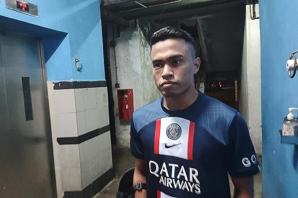 PERLU PENINGKATAN: Encik Salman yang membayar RM500 bagi sewa rumah sebulan di pangsapuri kos rendah Laksamana Jaya inginkan lebih banyak usaha dijalankan untuk mempertingkat dan membersihkan bangunan itu.