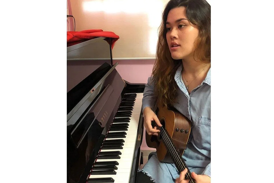 BERLATIH DI RUMAH: Penuntut Kolej Muzik Utara Diraja (RNCM) di United Kingdom, Cik Syakirah Noble memenuhi masa sepanjang tempoh pemutus litar dengan kegiatan latihan vokal dan mengajar kelas vokal dan teori muzik secara online'. Cik Syakirah juga perlu menjalani ujian vokal secara 'onlne' dengan mengirimkan rakaman nyanyiannya kepada pihak kolej. Beliau pulang dari Manchester pertengahan bulan lalu, beberapa hari sebelum kolejnya ditutup akibat wabak Covid-19. Sebaik kembali ke tanah air, beliau menjalani notis jangan keluar rumah hingga akhir bulan lalu. Seperti ramai penuntut universiti dan institut pengajian tinggi lain, beliau dibelenggu ketidakpastian, dan khuatir bagaimana wabak Covid-19 akan menjejas pengajiannya. - Foto ihsan SYAKIRAH NOBLE
