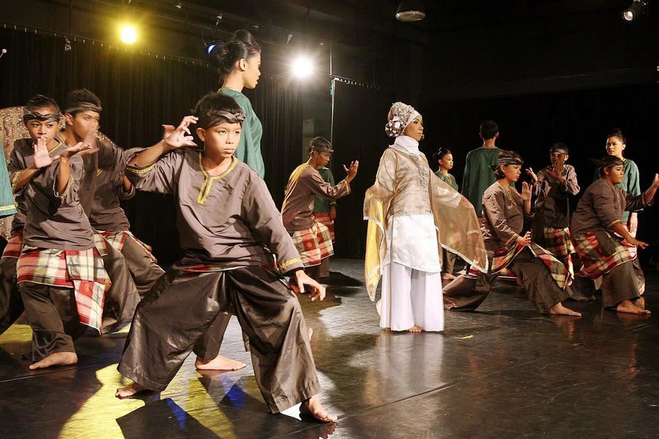 GENTARASA: Persembahan musikal Gentarasa 2008 yang diadakan sempena sambutan ulang tahun ke-20 Mesra menggabungkan persembahan tarian Melayu, silat, wushu, Opera Cina dengan sentuhan moden di Esplanade.