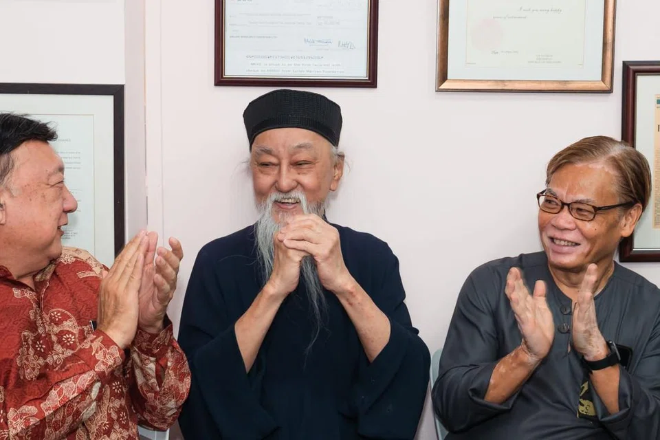 (Dari kiri) Encik Michael Ang, dari Gereja Latter Day Saints; Encik Abbot Lee Zhi Wang, Presiden Taoist Mission; dan Encik Rossman Ithnian, antara tetamu yang hadir di acara iftar antara agama anjuran Persatuan Bertindak Ginjal Bagi Masyarakat Islam (MKAC) di ibu pejabat persatuan itu di Telok Kurau pada 4 Mac.
