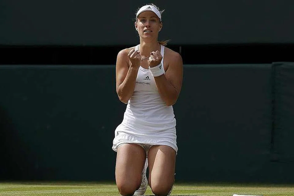 Angelique Kerber merai kemenangan 6-4, 6-4 beliau ke atas Venus Williams dalam separuh akhir kejuaraan Wimbledon pada 7 Julai 2016.