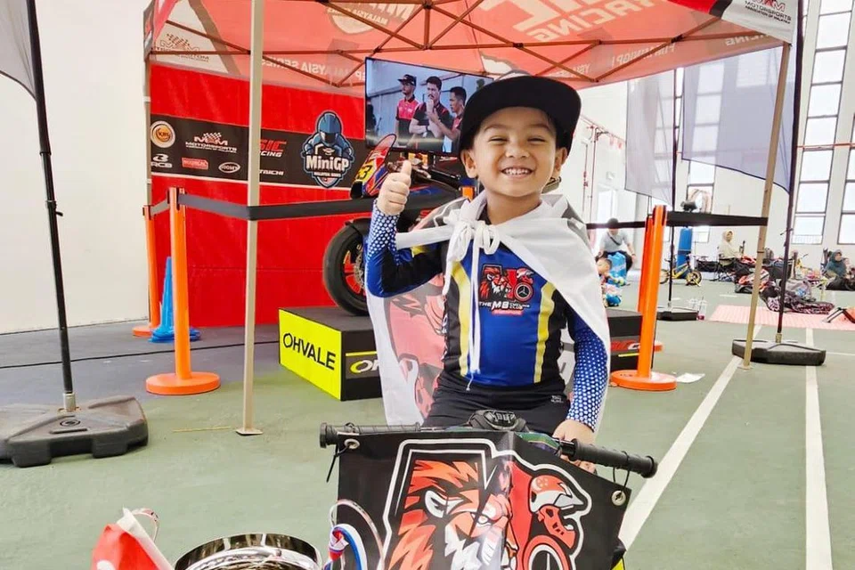 MINAT BERLUMBA: Adrian Ilham Muhammad Arif akan menyambut ulang tahun kelima pada 15 Oktober dan ingin terus berlumba dan mengumpul trofi. 