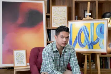 Pereka grafik bergerak dan pelukis Ian Sufian Hamdan berharap penggiat seni muda tempatan dapat diberi ruang untuk menonjolkan bakat mereka. 