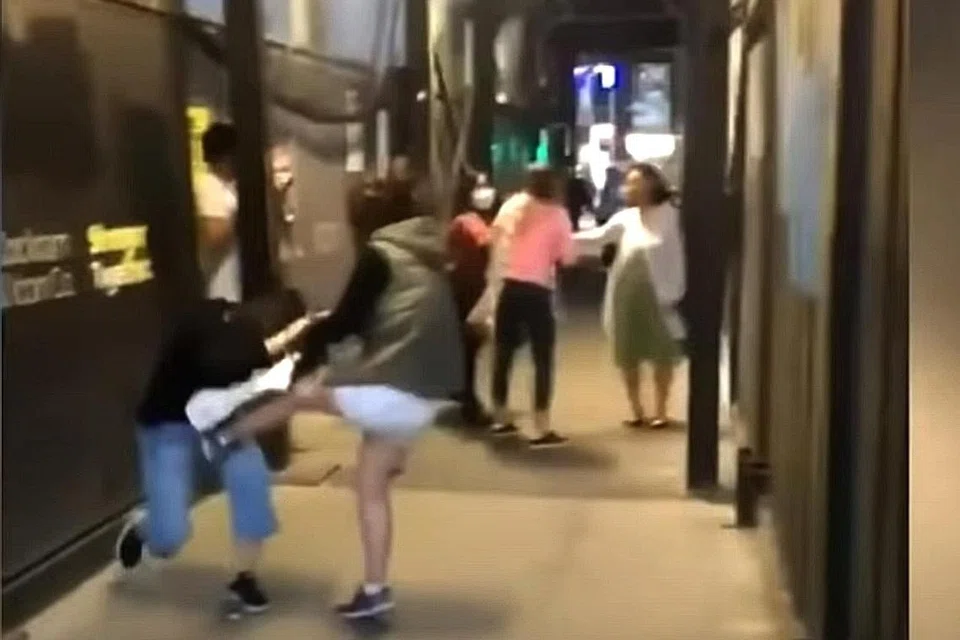 DISERANG: Satu video yang dikongsi di media sosial menunjukkan pelajar warga Singapura dan rakannya diserang semasa perjalanan ke pasar raya di Melbourne, Australia. - Foto FARRAGO MAGAZINE/YOUTUBE