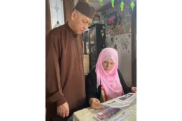 REDA DENGAN KEPUTUSAN: Antara jemaah yang terjejas dan perlu menundakan haji adalah pasangan Cik Noor Hayati S.Md.Said, dan Encik Hussin Tijo yang sudahpun menghadiri kursus haji. - Foto ihsan NOOR HAYATI S.MD.SAID