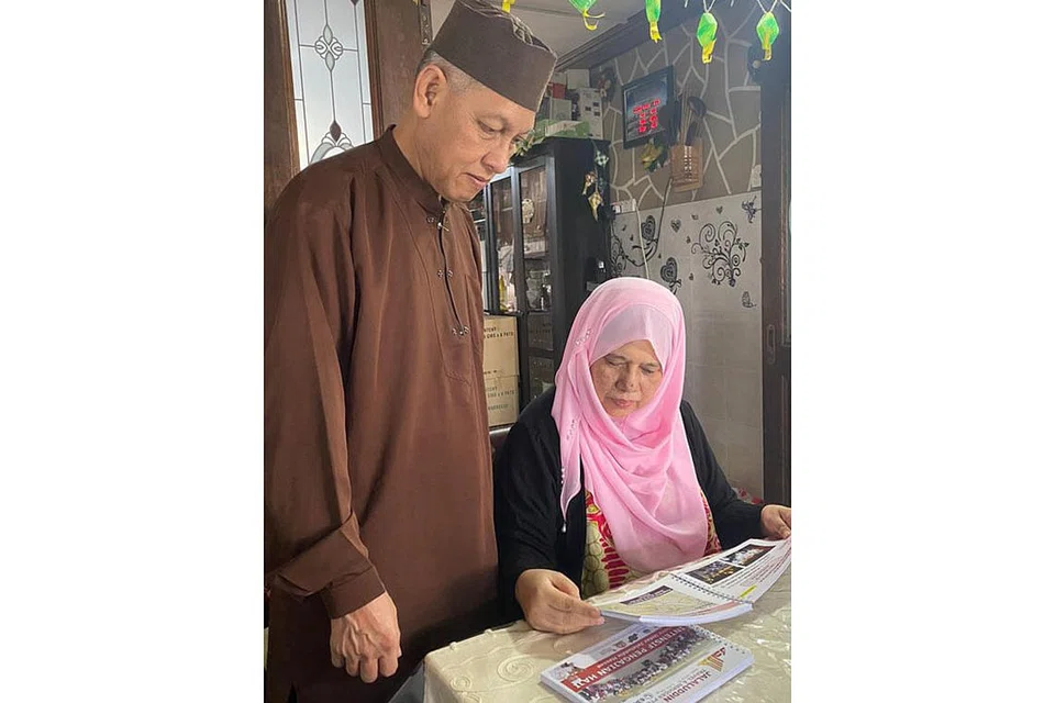 REDA DENGAN KEPUTUSAN: Antara jemaah yang terjejas dan perlu menundakan haji adalah pasangan Cik Noor Hayati S.Md.Said, dan Encik Hussin Tijo yang sudahpun menghadiri kursus haji. - Foto ihsan NOOR HAYATI S.MD.SAID