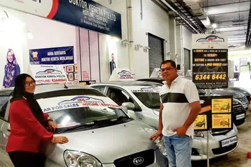 SEDIA BANTU PELANGGAN MILIKI KERETA IDAMAN: Encik Ismail, yang bergambar bersama Ketua Pegawai Eksekutif (CEO) syarikatnya Cik Aisyah Amirah Abdul Rahman, menjangka perniagaan akan meningkat pada musim Hari Raya kelak. - Foto BH oleh SAINI SALLEH