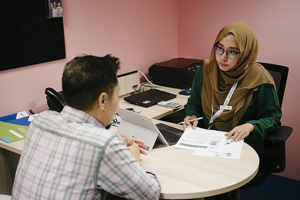 BANTU CARI PEKERJAAN: Sebagai pebimbing kerjaya, Cik Rozita Mohd Yazid membantu klien mendapatkan pekerjaan dan membimbing mereka mengenal pasti identiti, minat, kekuatan dan kelemahan mereka dalam usaha mempertingkat peluang mendapatkan pekerjaan. - Foto BH oleh ALVIN HO