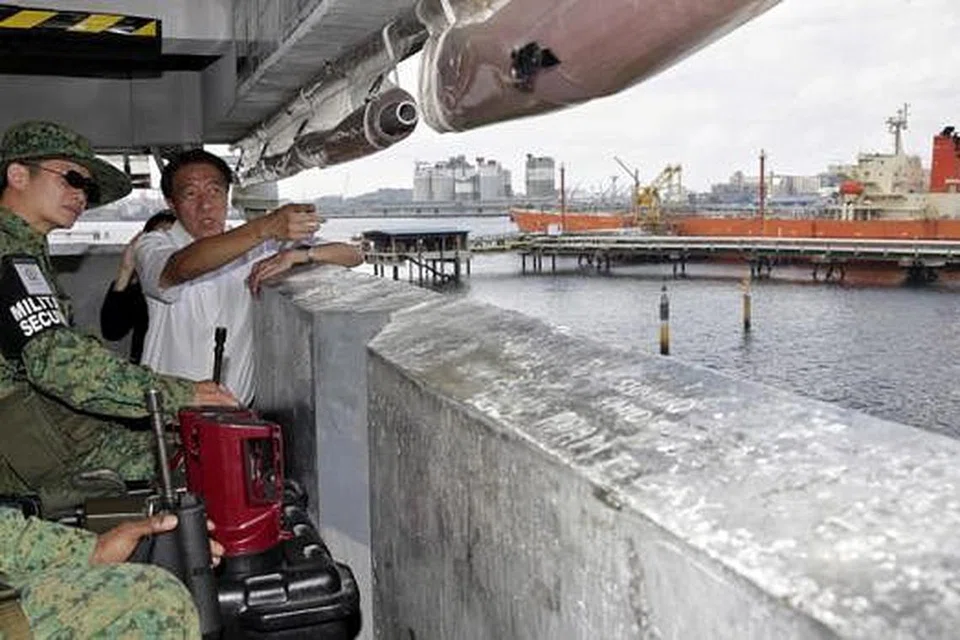 MENGAWAS KESELAMATAN: Timbalan Perdana Menteri Teo Chee Hean melawat menara pengawas anggota tentera di Pulau Jurong, lokasi utama industri petrokimia Singapura. - Foto THE STRAITS TIMES