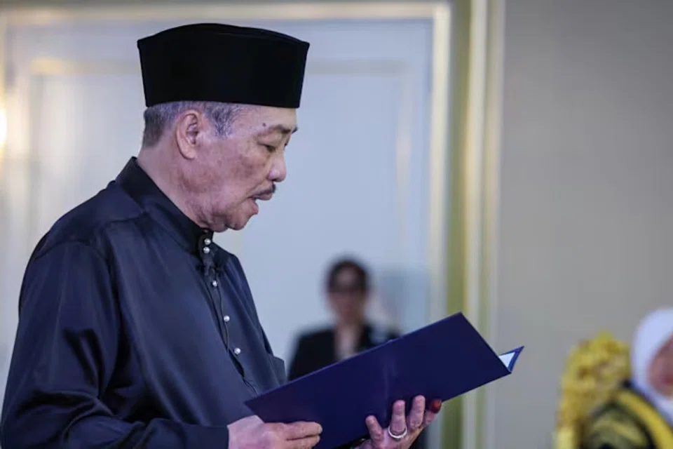 Pengerusi Gabungan Rakyat Sabah (GRS), Datuk Seri Hajiji Noor, yang mengekalkan kerusi Dewan Undangan Negeri (DUN) Sulaman, mengangkat sumpah sebagai Ketua Menteri Sabah ke-17 pada 30 November, di Istana Seri Kinabalu.