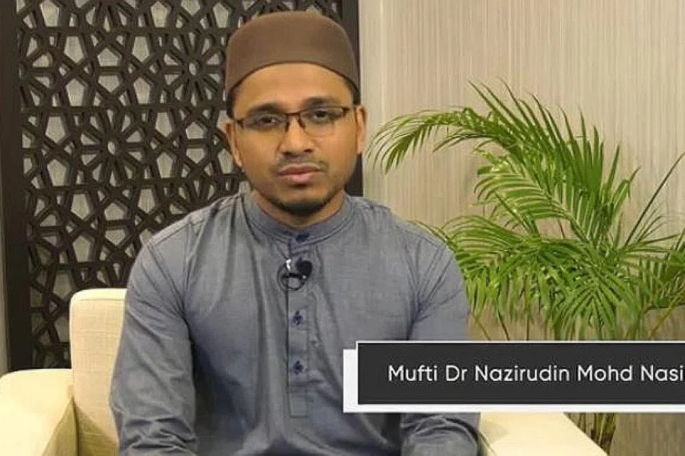 SAMPAIKAN PESANAN: Mufti Dr Nazirudin Mohd Nasir menyampaikan mesej melalui Facebook. - Foto fail 