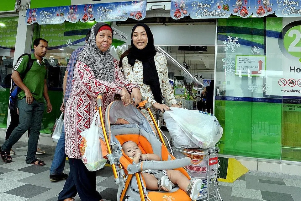 DARI POTONG PASIR KE BEDOK: Cik Nurhuda Sulaiman (bertudung hitam) bersama ibu mentuanya, Cik Salbiah Apsin, sering ke Bedok untuk berbelanja bahan dapur. Mereka ke sana walaupun tinggal di Potong Pasir kerana selesa dengan pasar raya di situ yang besar dan mempunyai segala keperluan yang diinginkan. - Foto-foto M.O. SALLEH