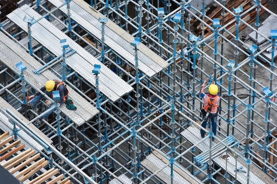 CEDERA DI TEMPAT KERJA: Pemerintah kini mengkaji langkah menuntut semua kemalangan berkaitan kerja dilaporkan jika kejadian itu menyebabkan pekerja menerima cuti sakit atau diarah doktor supaya melakukan tugas ringan sahaja.