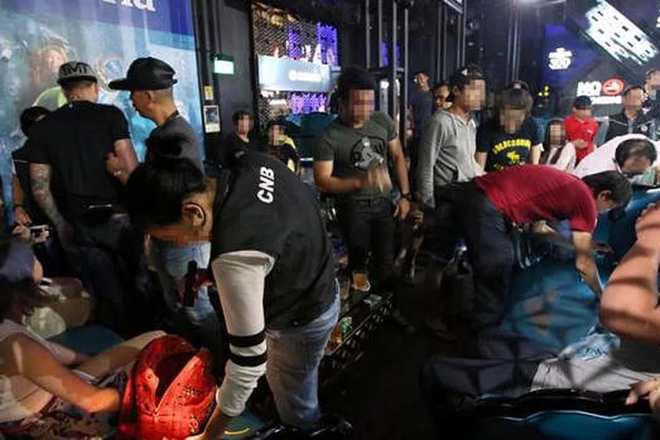 OPERASI MEMBASMI KEGIATAN DADAH: Pegawai CNB membuat serbuan di salah sebuah kelab malam terkenal di sini. - Foto-foto ZAOBAO