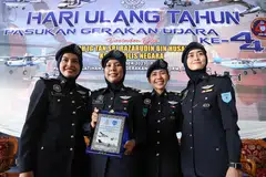 LAKAR SEJARAH: Empat pelatih wanita yang berjaya menamatkan kursus juruterbang (dari kiri), Inspektor Siti Nabila Abdullah, Inspektor  Nur Hidayah Mohd Aisa, Inspektor Yeoh Yee Chee dan Inspektor Wan Aulia Hami Fariheen Wan Azulkefeli. Buat julung kalinya, Pasukan Gerakan Udara (PGU) Polis Diraja Malaysia (PDRM) berjaya melahirkan empat juruterbang pesawat dalam kalangan wanita sejak penubuhan pasukan itu pada 1 Febuari 1979. 