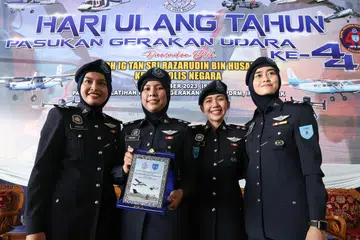 LAKAR SEJARAH: Empat pelatih wanita yang berjaya menamatkan kursus juruterbang (dari kiri), Inspektor Siti Nabila Abdullah, Inspektor  Nur Hidayah Mohd Aisa, Inspektor Yeoh Yee Chee dan Inspektor Wan Aulia Hami Fariheen Wan Azulkefeli. Buat julung kalinya, Pasukan Gerakan Udara (PGU) Polis Diraja Malaysia (PDRM) berjaya melahirkan empat juruterbang pesawat dalam kalangan wanita sejak penubuhan pasukan itu pada 1 Febuari 1979. 