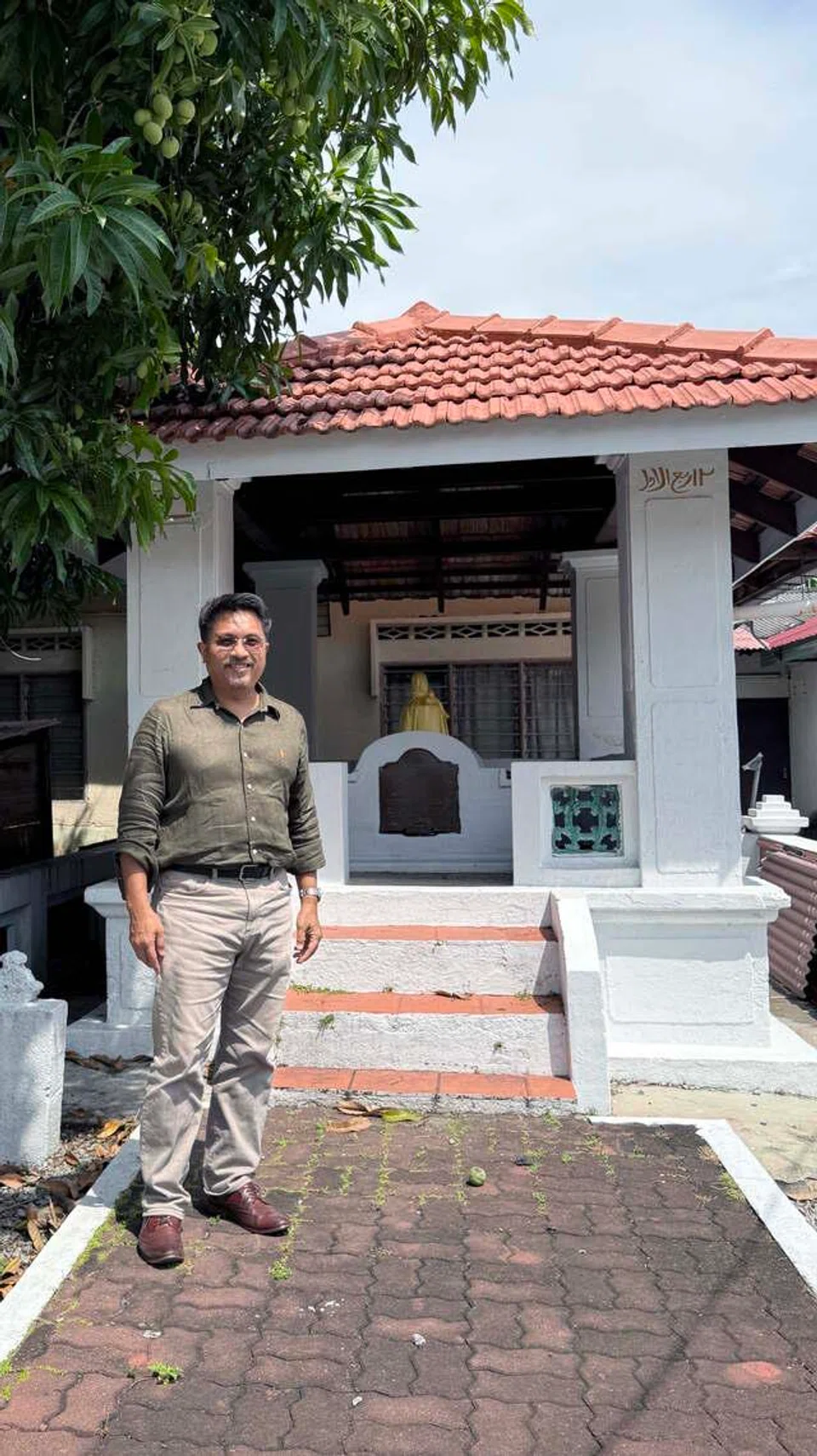 Penulis, Encik Sarafian Salleh, di makam Sultan Hussein Shah yang terletak di perkarangan tanah perkuburah Masjid Tengkera, Melaka.