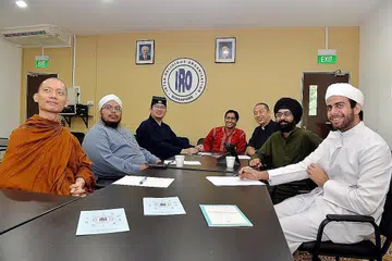 MEMULIAKAN INSAN CIPTAAN TUHAN: Menurut penulis, dengan adanya penghayatan terhadap prinsip kemuliaan insan ini, kita akan dapat menghargai kewujudan orang lain itu sebagai ciptaan yang dimuliakan Tuhan dan bukan individu yang berlainan walaupun ia berlainan bangsa dan agama. - Foto fail