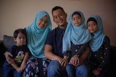KAHWIN MUDA: Encik Mohamed Rashid dan Cik Nur Idayu bersama tiga orang anak mereka menyertai program Inspirasi PPIS. - Foto BM oleh MARK CHEONG