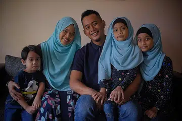 KAHWIN MUDA: Encik Mohamed Rashid dan Cik Nur Idayu bersama tiga orang anak mereka menyertai program Inspirasi PPIS. - Foto BM oleh MARK CHEONG