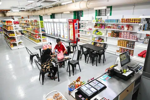 Maggie Kedai Runcit membawa nafas baru kepada konsep kedai runcit tradisional dengan menggabungkan unsur nostalgia dengan sentuhan moden, menjadikannya bukan sekadar tempat membeli-belah, malah ruang untuk berkumpul, bersantai dan berinteraksi.