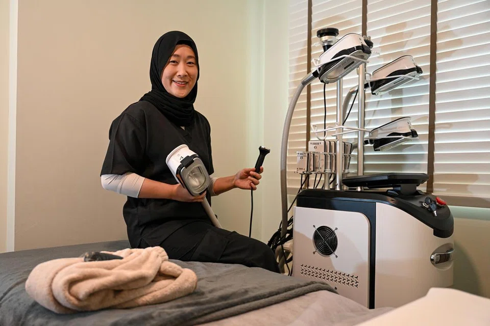 Bekas jururawat kanan, Cik Liyana Nur Atiqah Azni, melabur sekitar $15,000 untuk membeli mesin dan mengubah suai sebuah bilik di flat empat bilik di Tampines sebagai bilik spa yang menawarkan khidmat beku lemak atau ‘fat freeze’.