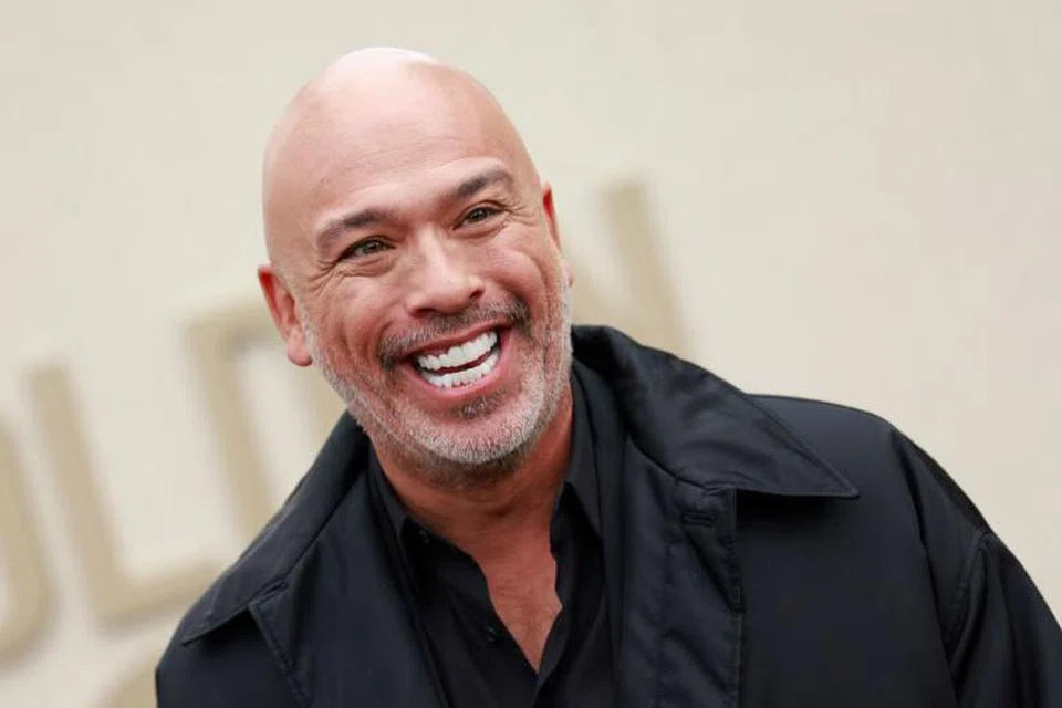 PENGACARA DENGAN HUMOR BERSAHAJA: Jo Koy adalah pelawak dengan gaya santai yang diamanah mengacarakan Anugerah Golden Globe 2024.